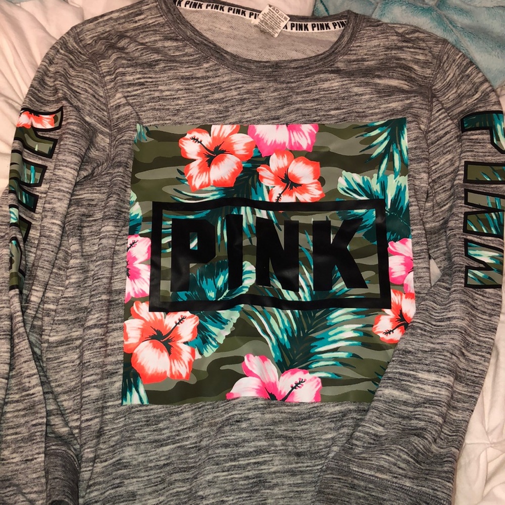 Crew neck sweatshirt.